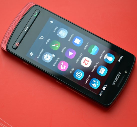 смартфон Nokia 700